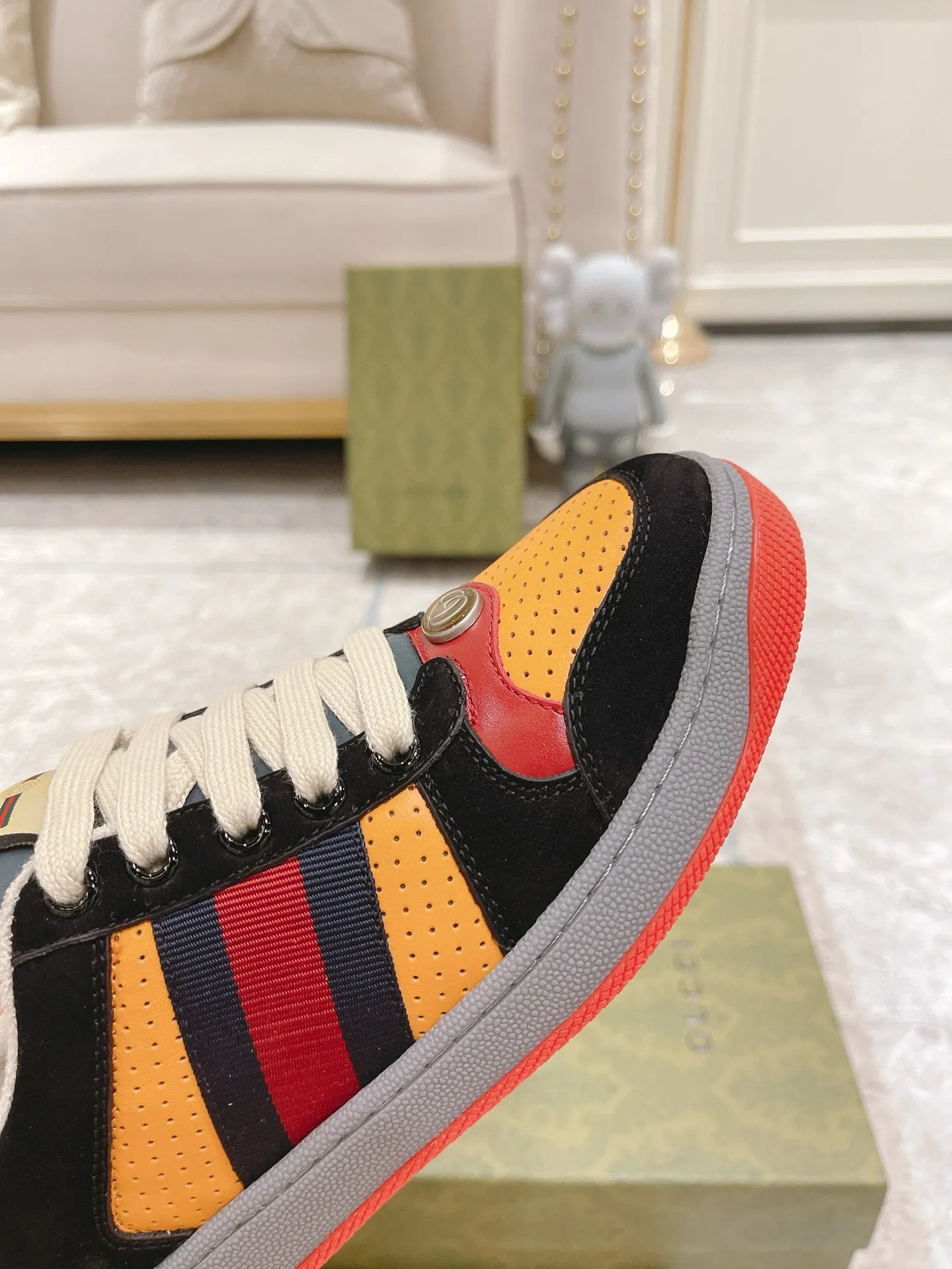 Ex-factory price: 540💰 GUCCI Gucci's newly upgraded back cover lining, top-notch old dirty shoes, classic casual sports shoes for couples, retro sneakers and old G family dirty shoes, updated at the counter simultaneously! ①The shoe upper has the same water-based edge coating process as the original version⚠️The ordinary oil edges on the market have a strong glue feel and are easy to fall off! Grade A first-layer nubuck leather (with pores)/matching computer embroidered double G cloth, high-density terry velvet lining. ② A PVC transparent small round mark sealing line is added to the details of the midsole. The mold is opened six times and the jewelry craftsmanship is used to customize the two-color double G buckle, striving to be the same as the original version. A pair of buttons is more than three times more expensive than ordinary buckles on the market. ③An old two-color washable label, the chip is placed on the outer waist of the right foot, the entire shoe is completely hollowed out with rubber technology, TUP material (rubber to distinguish the market) with the latest green packaging from the counter, 3D printed handbag, and a pair of shoelaces. There is no pressure when entering and exiting the counter. You can buy a 1:1 accurate replica of the original version and modify and upgrade it repeatedly. The details are perfectly restored, the materials are all customized, and they are truly top-notch. Please look at the details clearly to identify the quality. Upper: First-layer frosted cowhide/embroidered double G cloth. Lining: original high-density velvet lining. Foot pads: original pearlescent sheepskin. Outsole: private molded vacuum TPU material. Packaging: original top-grade full set packaging at the counter. Shoe size: women's size 35-40, men's size 39-44 (men's size 38, 45🉑️customized, non-returnable)
